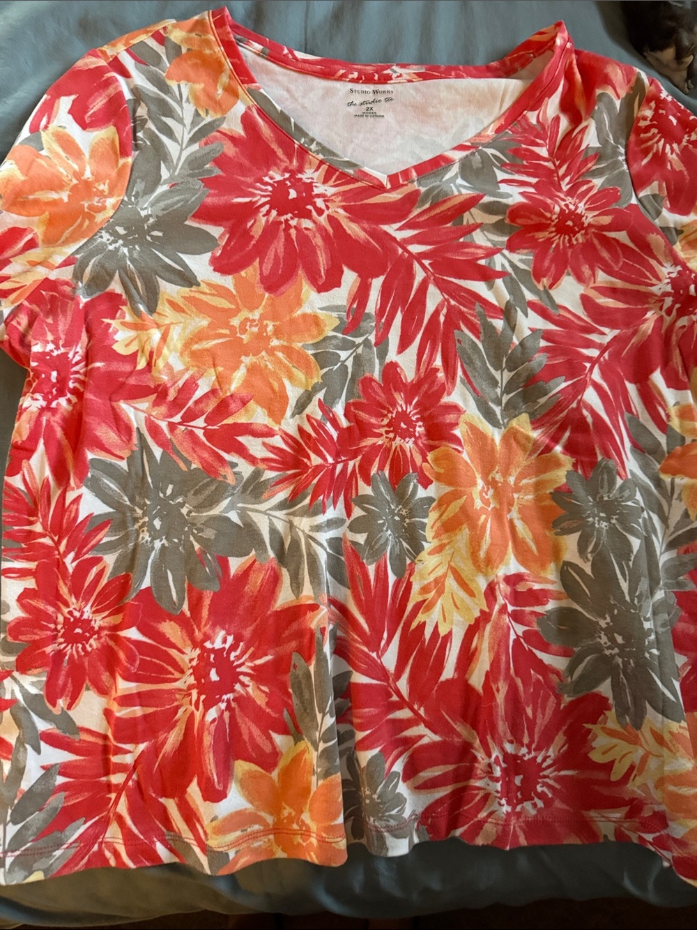 Studio Works Floral V-Neck Short Sleeve Top in Red, Orange, Gray